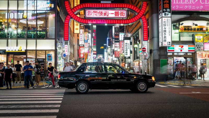 Długa ujawnienie fotografia taxi przy rozdroża w Kabukicho w Shinjuku, Tokio, Japonia obraz stock Długa ujawnienie fotografia taxi przy rozdroża w Kabukicho w Shinjuku, Tokio, Japonia obraz stock