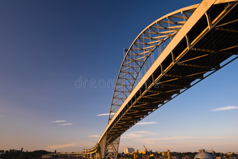 Długa łukowata bridżowa Fremont Oregon Willamette Portlandzka rzeka zdjęcie stock Długa łukowata bridżowa Fremont Oregon Willamette Portlandzka rzeka zdjęcie stock