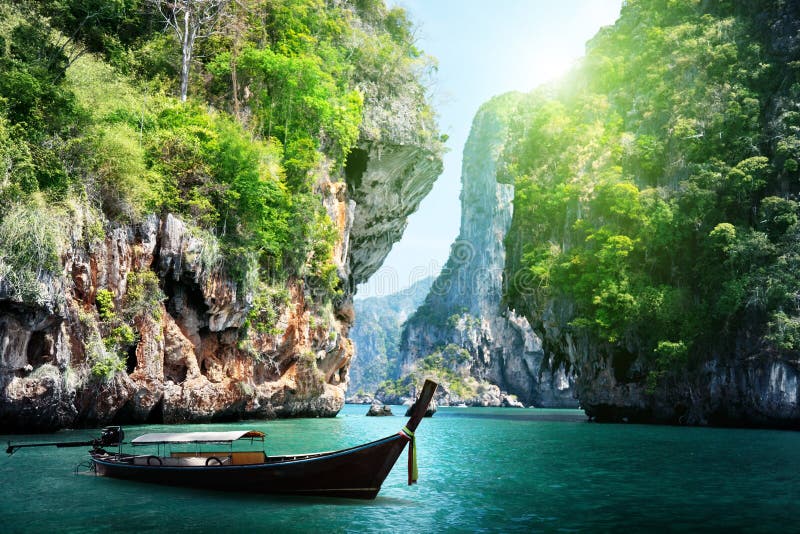 Długa łódź i skały na railay plaży w Tajlandia
