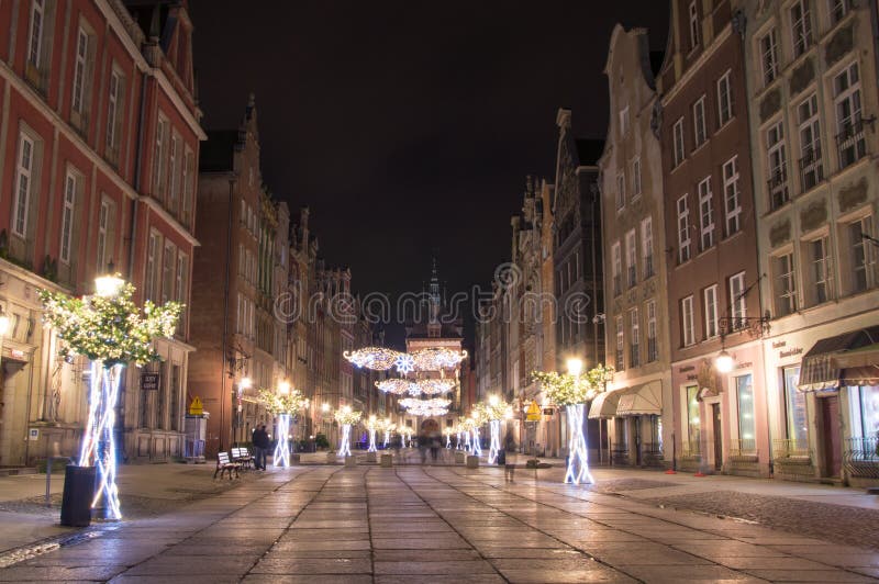 Długi pas ruchu w starym miasteczku Gdański z Bożenarodzeniową dekoracją przy nocą fotografia royalty free Długi pas ruchu w starym miasteczku Gdański z Bożenarodzeniową dekoracją przy nocą fotografia royalty free