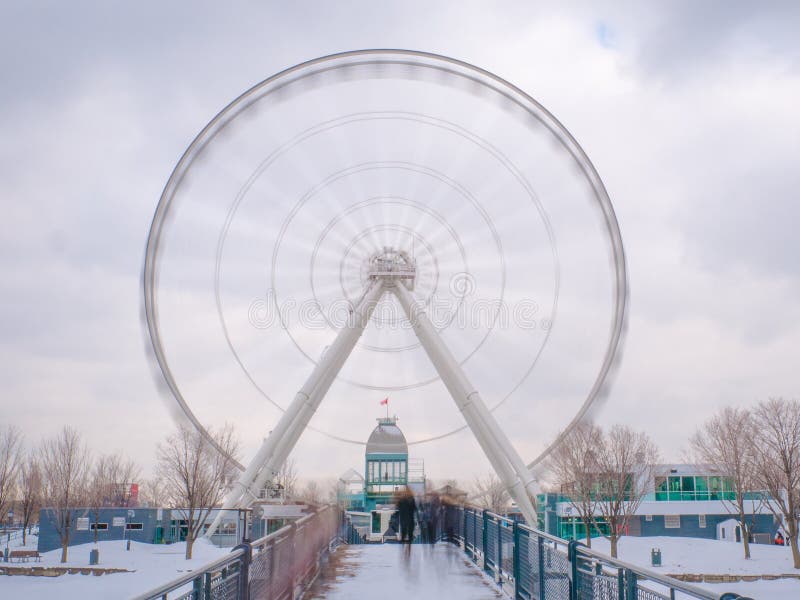 Długi ujawnienie strzelał ferris koło po środku zima dnia ciemna scena Montreal, Quebec, Kanada zdjęcie royalty free Długi ujawnienie strzelał ferris koło po środku zima dnia ciemna scena Montreal, Quebec, Kanada zdjęcie royalty free