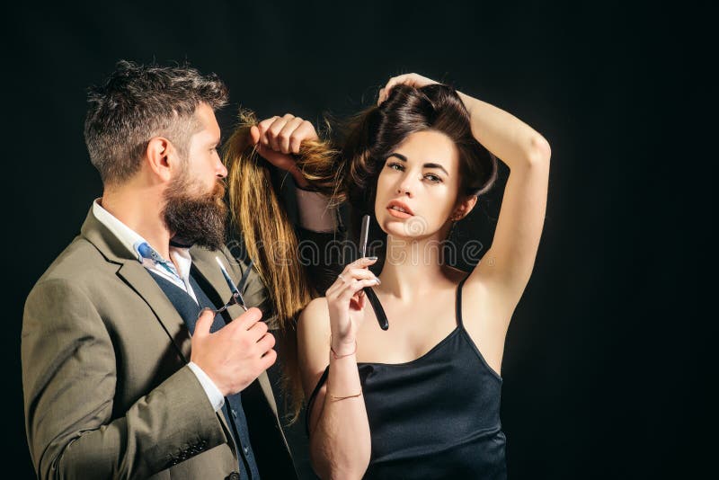 długie włosy Mody ostrzyżenie fryzjer, piękno salon Mistrzowski fryzjer robi fryzurze i stylowi Fryzjer robi obraz royalty free długie włosy Mody ostrzyżenie fryzjer, piękno salon Mistrzowski fryzjer robi fryzurze i stylowi Fryzjer robi obraz royalty free