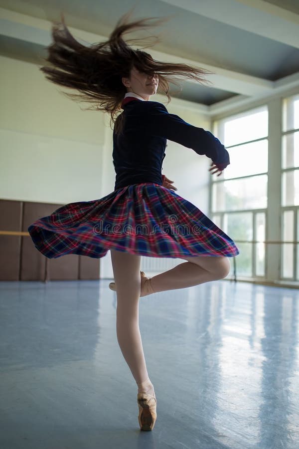 Długowłosy balerina wiry w tanów ruchach na jeden nodze sta