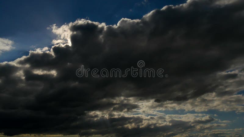 Dżdżystego cumulusu czarne chmury przy niebo czasu upływem