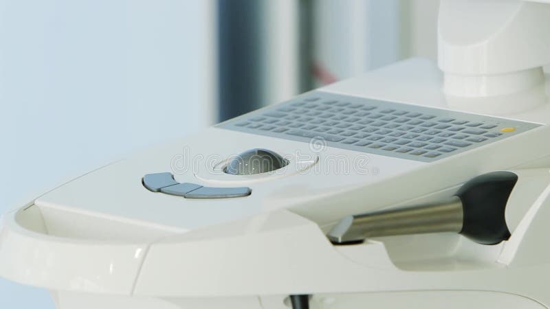 3d牙有显示的扫描器设备在白色牙医办公室 与工具的豪华牙齿诊所内部 牙科