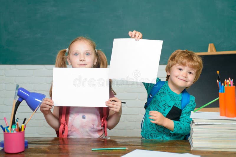 Кто ты из бумажного образования. Ребенок копирует. Parents sit and watch their children write on the blackboard.
