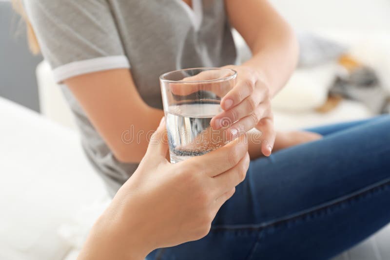 Не дали стакан воды. Девушка со стаканом воды. Человек со стаканом. Девушка дает стакан воды. Человек подает стакан воды.