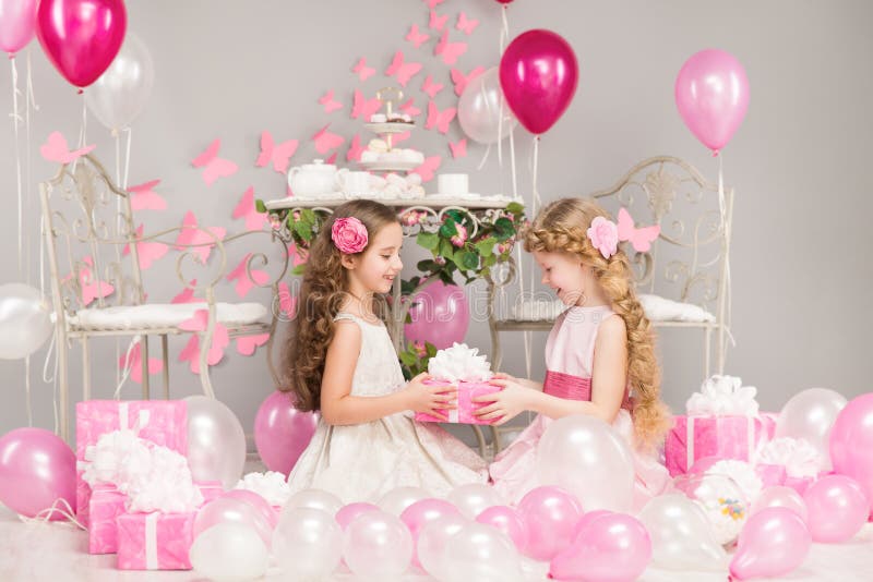 Fiesta De Pastelería. Niña De Cumpleaños Alegre Con Primera Torta. Bebé  Feliz Celebrando Su Primer Cumpleaños. Decoración Y Imagen de archivo -  Imagen de rosa, goce: 176553889