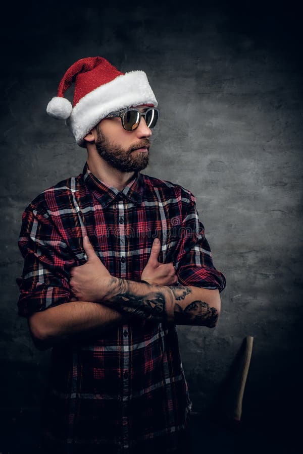 Um homem com um gorro de Pai Natal foto de stock