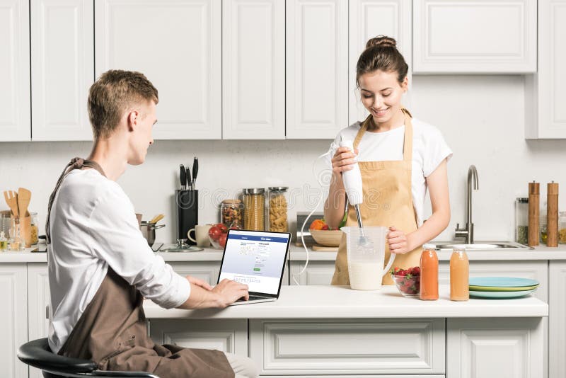 Заниматься с мужем на кухне. Женщина с ноутбуком на кухне. Мужчина с ноутбуком на кухне. Фотосессия на кухне с ноутбуком. Ноутбук на кухне.