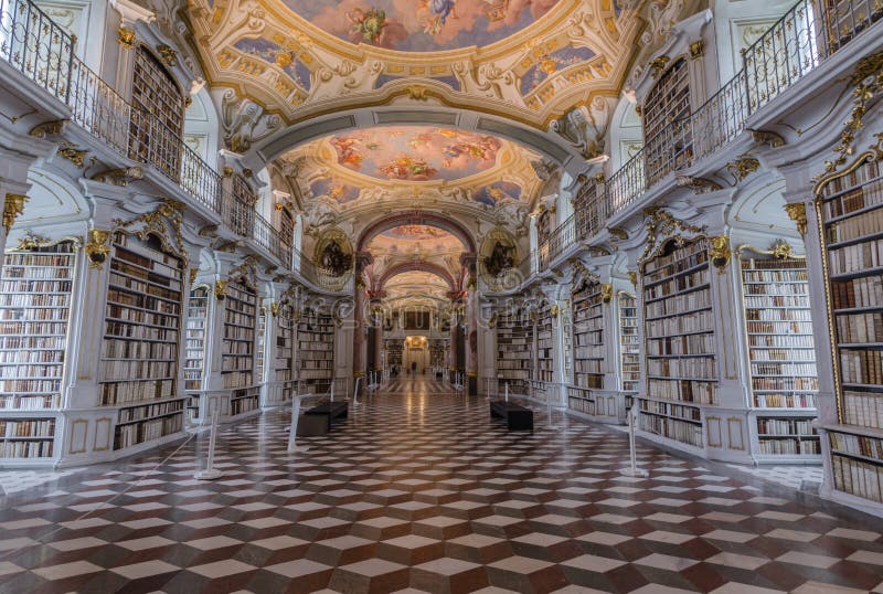 Lungo corridoio nella Biblioteca dell'Abbazia fotografie stock