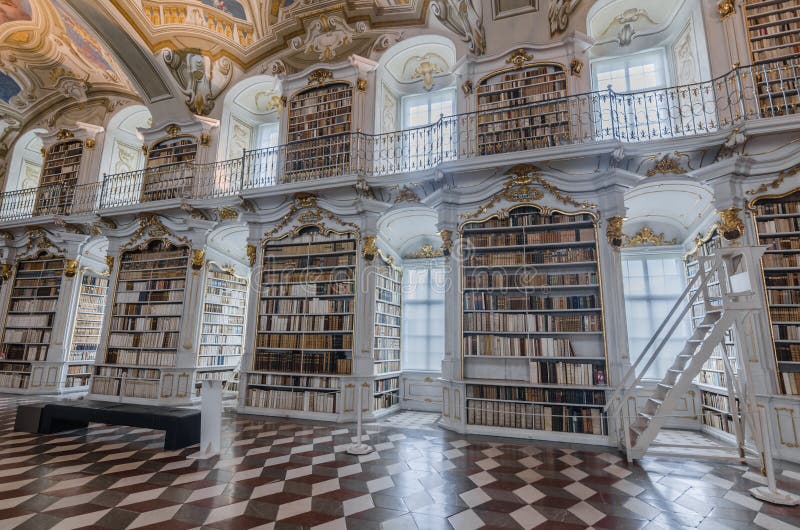 Molti libri in una biblioteca di un monastero fotografia stock