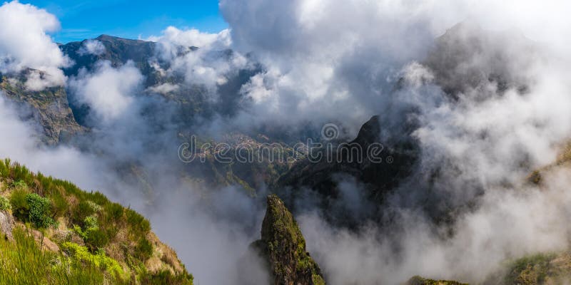 Landschap met de beroemde berg Pico Grande in de mist, Madeira, Portugal stock foto