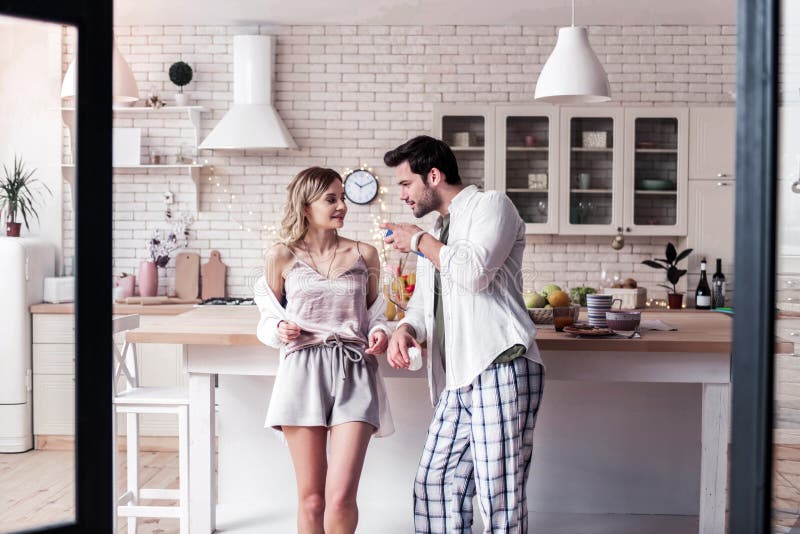 Мощный темноволосый юноша, надевающий крем на нос. стоковые фото