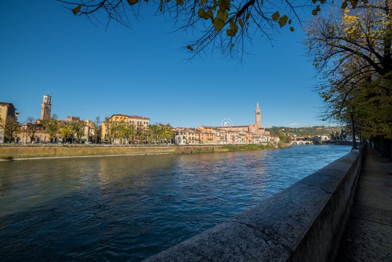 Il Fiume Adige Che Attraversa Verona Arkivfoto Bild Av Domkyrka Bygger 36409202