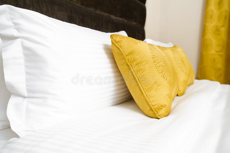Cushions , Yellow Pillows on Bed in Hotel Room Imagem de Stock Imagem