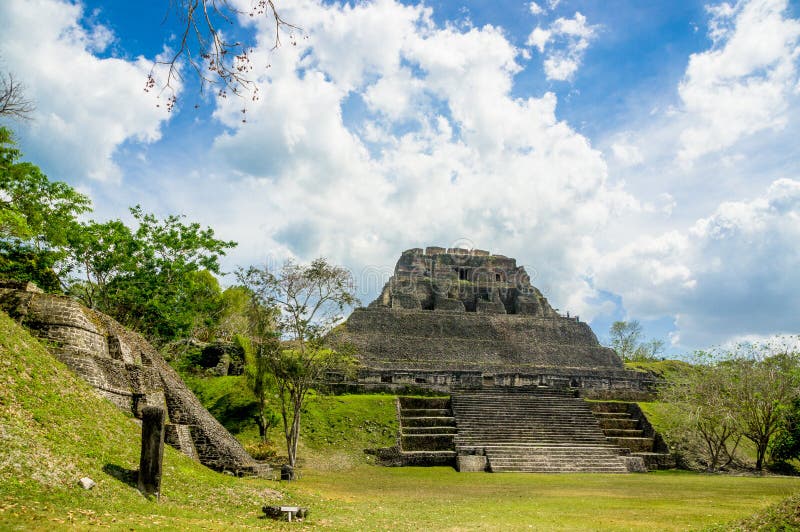 Mayaruiner i Xunantunich, Belize royaltyfri bild