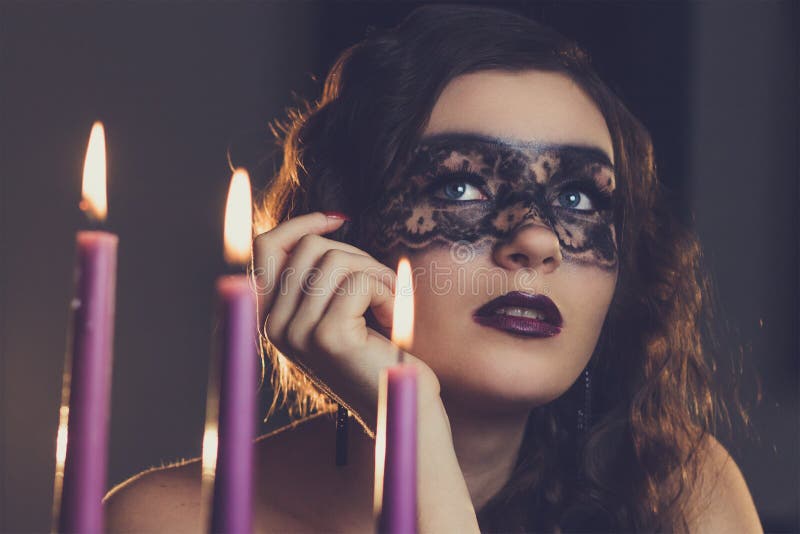 Retrato de una joven elegante con mascarilla de maquillaje foto de archivo