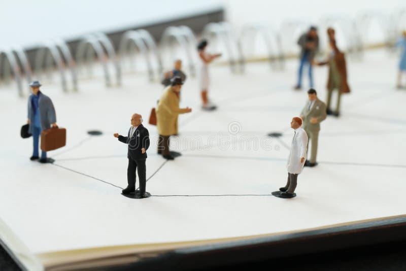 Close-up de miniaturas de pessoas com diagrama de rede social imagem de stock royalty free