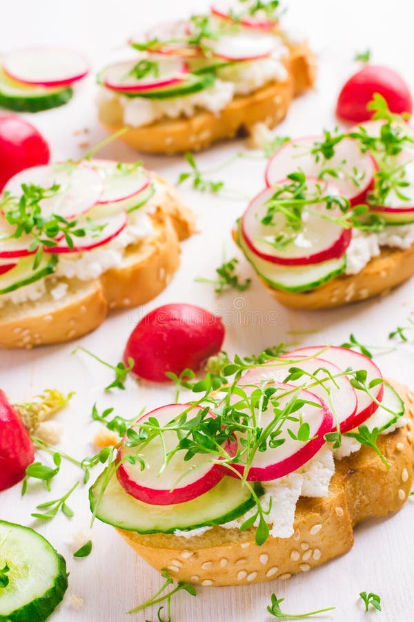 Bruschetta com queijo feta, rabanete e pepino fotos de stock