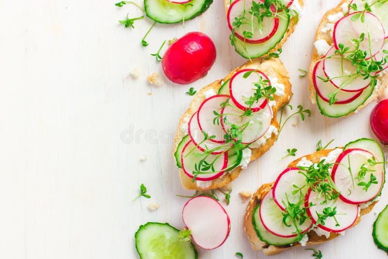 Bruschetta com queijo feta, rabanete e pepino imagem de stock royalty free
