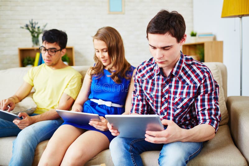 Gadget addiction stock foto. Image of apparaatje, zitting 55403722