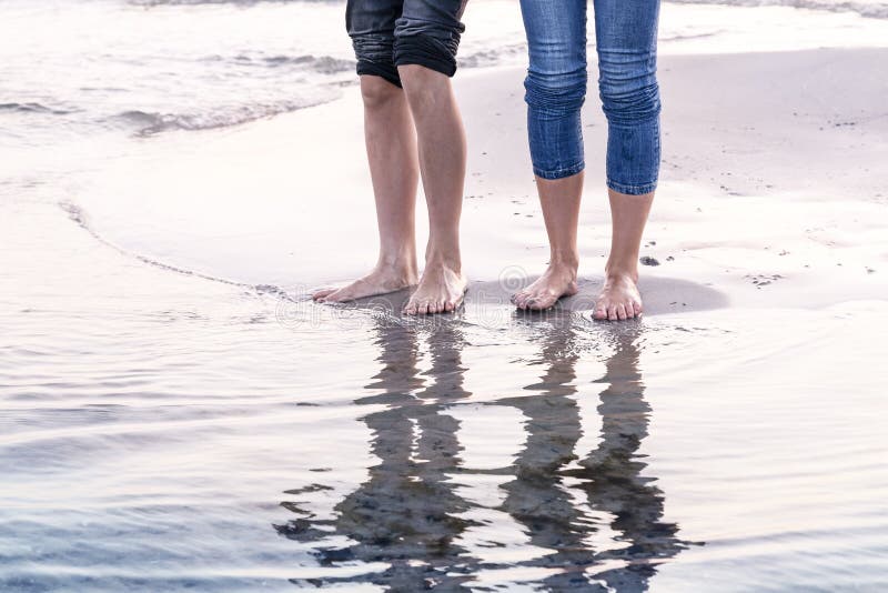 Persone riflesse nell'oceano immagini stock