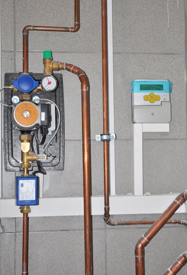 E Aardgasboiler en zonne het systeem binnenshuis ruimte van de waterverwarmer royalty-vrije stock afbeeldingen E Aardgasboiler en zonne het systeem binnenshuis ruimte van de waterverwarmer royalty-vrije stock afbeeldingen