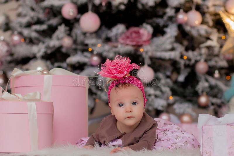 E Baby mit Geschenken unter Weihnachtsbaum lizenzfreie stockfotografie E Baby mit Geschenken unter Weihnachtsbaum lizenzfreie stockfotografie