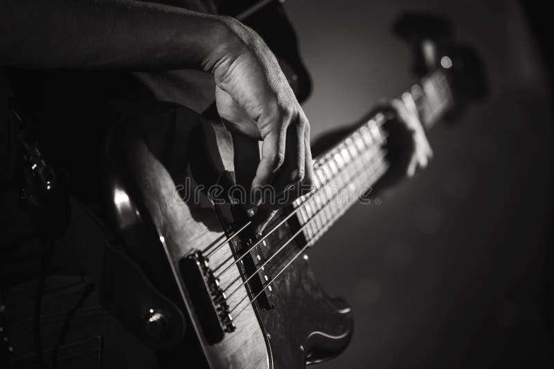 E-Bass-Gitarristhände, Live-Musik