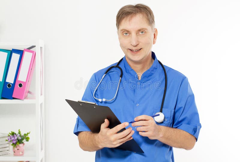 E Chirurgien avec le st?thoscope sur le fond blanc r photo stock E Chirurgien avec le st?thoscope sur le fond blanc r photo stock