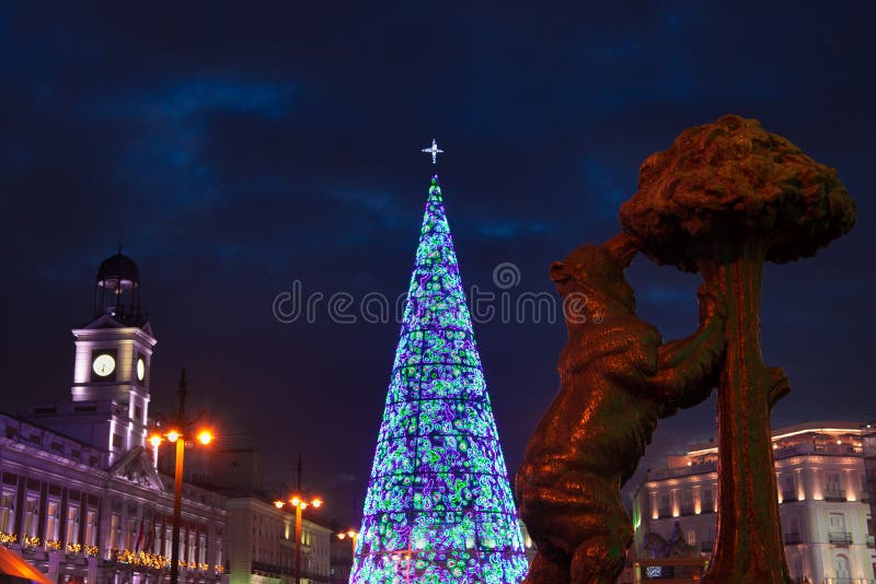 E Comune ed i clo famosi di Puerta del Sol immagine stock libera da diritti E Comune ed i clo famosi di Puerta del Sol immagine stock libera da diritti