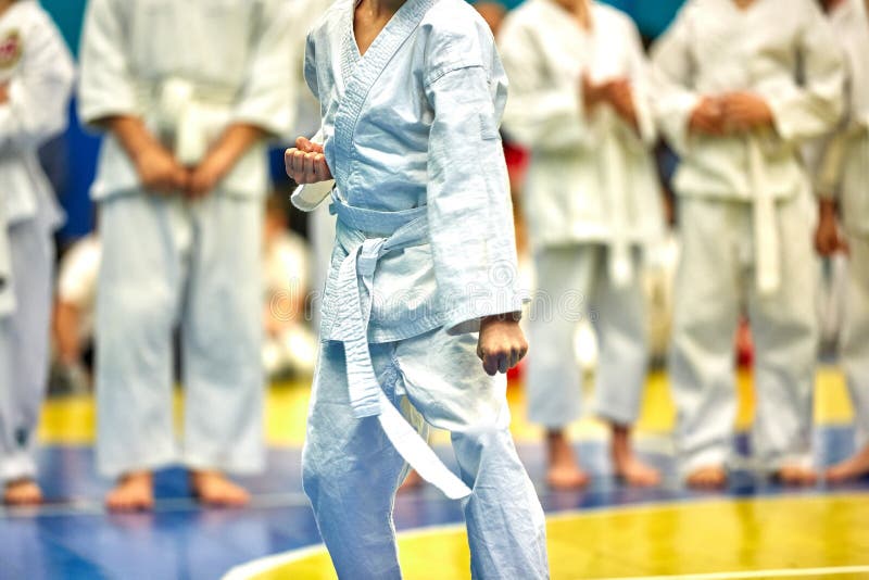 E Concepto de dirección, victoria, artes marciales El combatiente realiza ejercicios delante de a imagenes de archivo E Concepto de dirección, victoria, artes marciales El combatiente realiza ejercicios delante de a imagenes de archivo