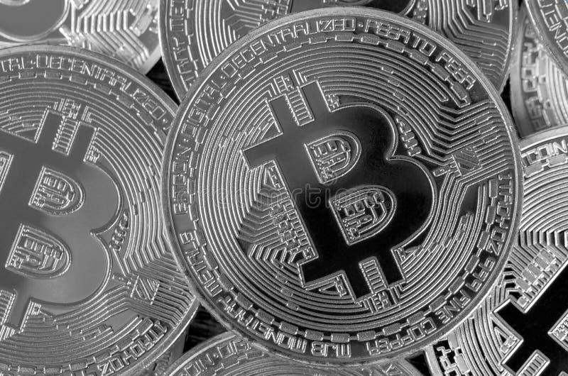 E Cryptocurrency i wirtualny pieniądze pojęcie. R Cryptocurrency i wirtualny pieniądze pojęcie Błyszczące monety z bitcoin symbolem Mieszkanie nieatutowy odgórny widok Makro-