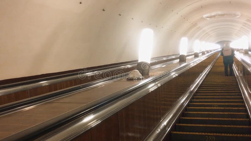 E Elektronisches Systembewegen der modernen Rolltreppe Rolltreppe in der U-Bahn unterirdisch