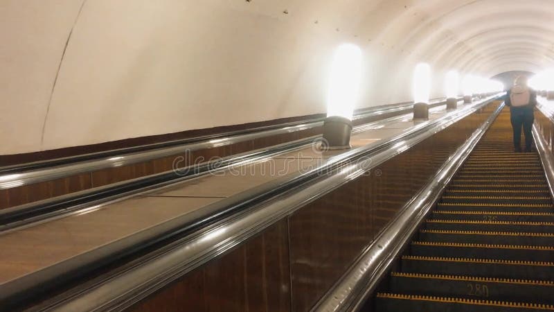 E Elektronisches Systembewegen der modernen Rolltreppe Rolltreppe in der U-Bahn unterirdisch