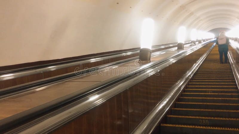 E Elektronisches Systembewegen der modernen Rolltreppe Rolltreppe in der U-Bahn unterirdisch