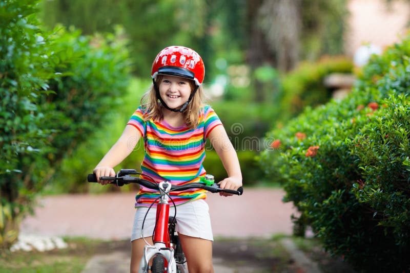 E Enfant sur la bicyclette Recyclage d'enfant images stock E Enfant sur la bicyclette Recyclage d'enfant images stock
