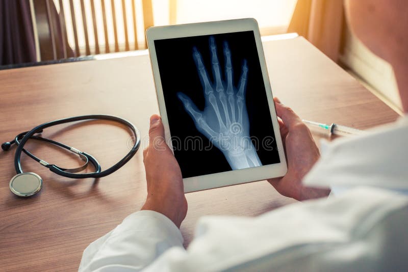 E Estetoscopio y jeringuilla en el escritorio Concepto de la osteoartritis imágenes de archivo libres de regalías E Estetoscopio y jeringuilla en el escritorio Concepto de la osteoartritis imágenes de archivo libres de regalías