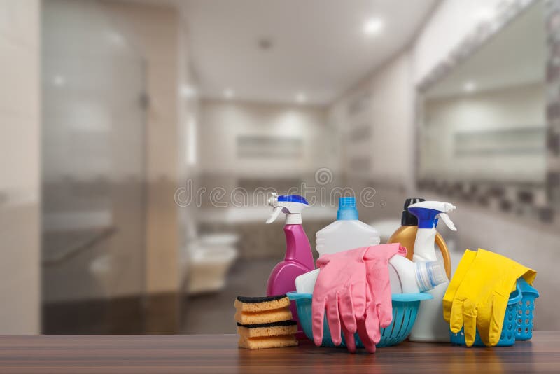 E Fermez-vous des alimentations stabilisées devant la salle de bains images stock E Fermez-vous des alimentations stabilisées devant la salle de bains images stock
