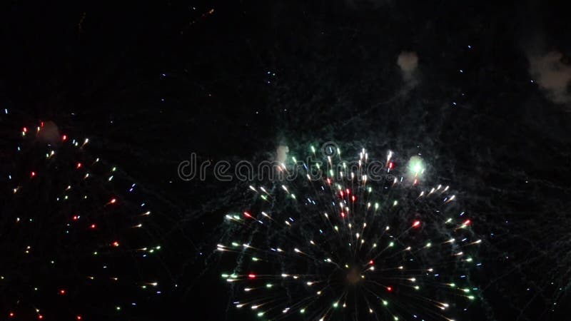 E Festival et célébration Utilisant la pyrotechnie spectaculaire pendant une soirée du Nouveau an banque de vidéos E Festival et célébration Utilisant la pyrotechnie spectaculaire pendant une soirée du Nouveau an banque de vidéos