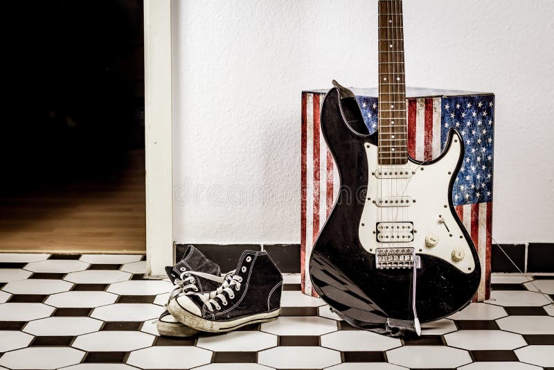 E-Gitarre, Lederjacke und Sportschuhe stockfotografie E-Gitarre, Lederjacke und Sportschuhe stockfotografie