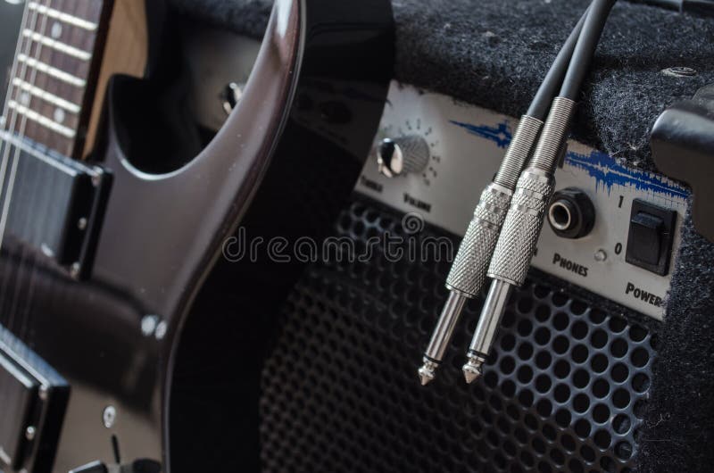 E-Gitarre und kombiniertes Ampere lizenzfreies stockbild E-Gitarre und kombiniertes Ampere lizenzfreies stockbild