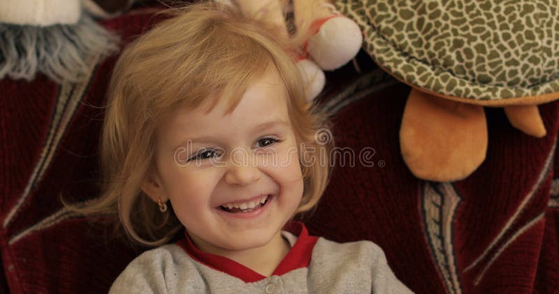 E Het glimlachen van het meisje binnen Het schot van het portret stock foto's E Het glimlachen van het meisje binnen Het schot van het portret stock foto's