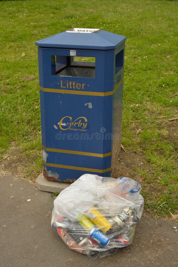 E K , Czerwiec 20, 2019 - plastikowy worek z grata śmieci na ulicie obrazy stock E K , Czerwiec 20, 2019 - plastikowy worek z grata śmieci na ulicie obrazy stock