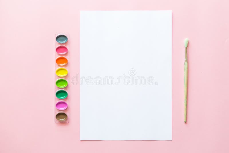 E Kunstenaarswerkplaats op een roze pastelkleurachtergrond royalty-vrije stock afbeeldingen E Kunstenaarswerkplaats op een roze pastelkleurachtergrond royalty-vrije stock afbeeldingen