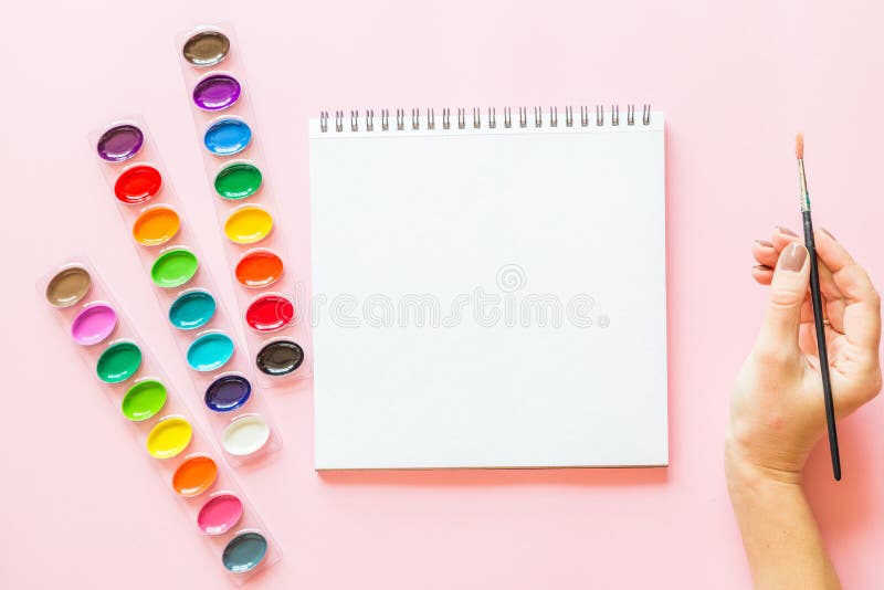 E Local de trabalho do artista em uma cor pastel cor-de-rosa imagens de stock E Local de trabalho do artista em uma cor pastel cor-de-rosa imagens de stock