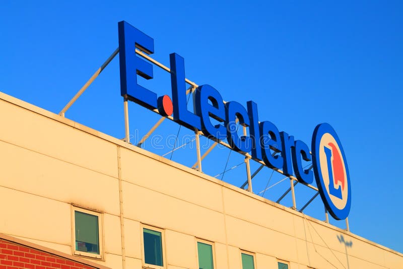E Logo di ipermercato di Leclerc sul fondo Elblag, Polonia del cielo blu immagini stock E Logo di ipermercato di Leclerc sul fondo Elblag, Polonia del cielo blu immagini stock