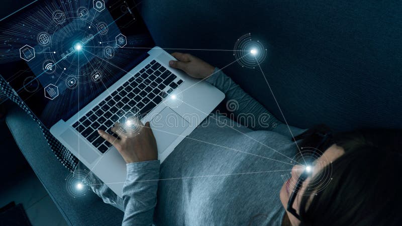 E-lära med den abstrakta kvinnan som hemma använder en bärbar dator på digital manöverenhet Online-utbildning, innovation, symbol arkivfoton