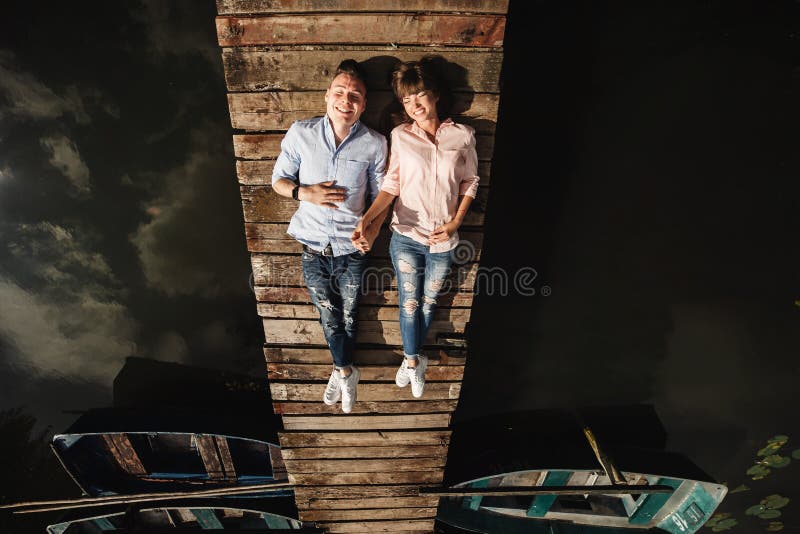 E M?dchen und Junge k?ssen im Garten stockfotografie E M?dchen und Junge k?ssen im Garten stockfotografie